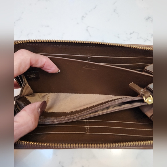 COACH Patchwork Signature C Zip Around Accordian Wallet.  EUC - Picture 10 of 14